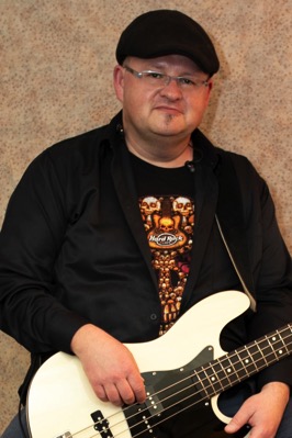 Bild von Bassist und Sänger Heinz Steiger der Mundart-Rock-Band Confession.