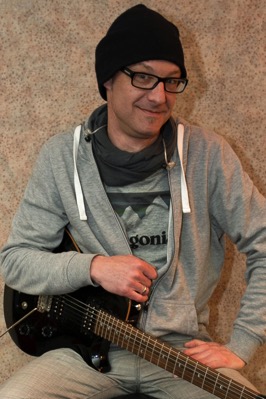 Bild von Gitarrist und Sänger Claudio Rupp der Mundart-Rock-Band Confession.